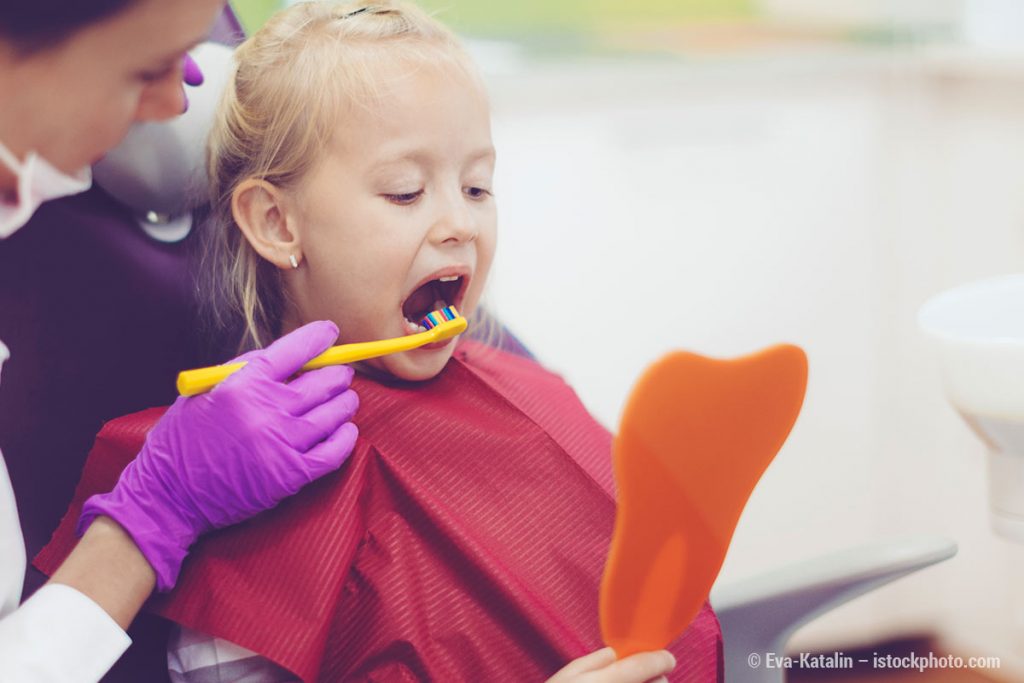ZahnZoo Krefeld | Wir kommen Bakterien auf die Spur: Mit der professionellen Kinderzahnreinigung im ZahnZoo